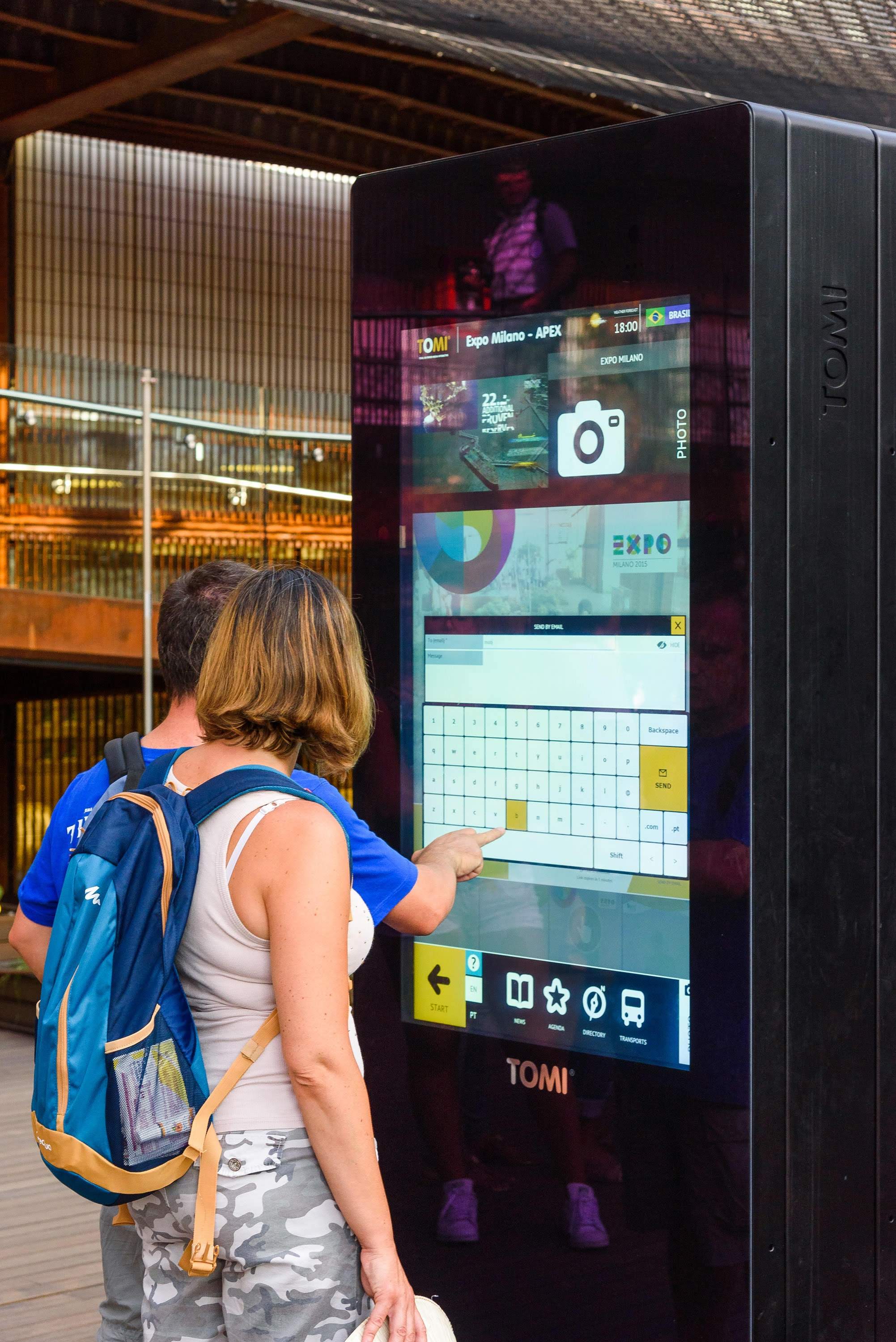TOMI X75 fullscreen DOOH advertising